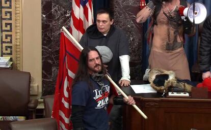 Paul Allard Hodgkins carga una bandera, en el Senado, el pasado seis de enero.