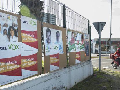 Carteles electorales de las cinco formaciones políticas que posiblemente obtengan representación en la cámara andaluza. En vídeo, las causas del auge de Vox en Almería. FOTO: PACO PUENTES (EL PAÍS) | VÍDEO: EPV