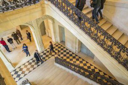 Escaleras interiores en el Museo Picasso, en el Marais (París).