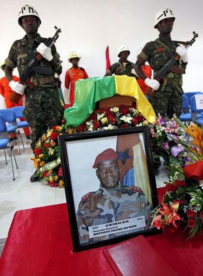 Miembros de la policía militar de Guinea Bissau hacen una guardia de honor durante el funeral del jefe del Estado Mayor de las Fuerzas Armadas de Guinea Bissau, el general Batista Tagme.