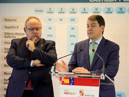 El presidente de la Junta de Castilla y León, Alfonso Fernández Mañueco (a la derecha), junto a Alejandro Vázquez (izquierda), consejero de Sanidad el 21 de noviembre.