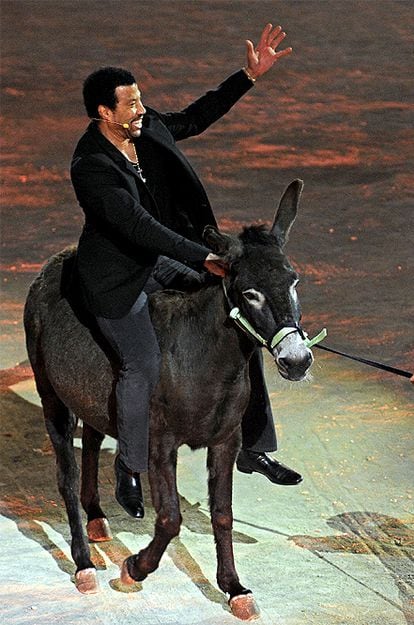 El cantante Lionel Richie decidió darse una vuelta en burro durante su intervención en la versión alemana del <i>show</i> televisivo <i>¿Qué apostamos?</i> (<i>Wetten, dass...?</i>). El programa se grabó en la plaza de toros de Palma de Mallorca.