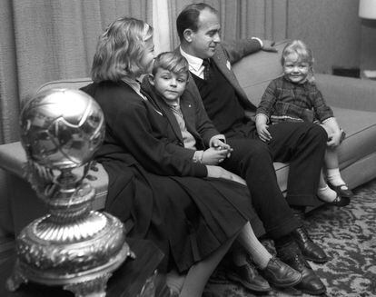 La Saeta, con su familia, en 1962, junto a uno de los Balones de Oro que conquistó.