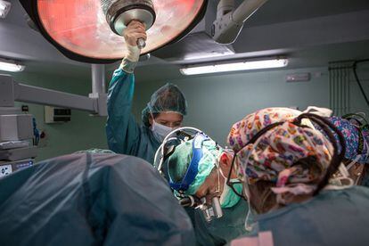 Una operación quirúrgica en el hospital Ramón y Cajal de Madrid, el pasado enero.