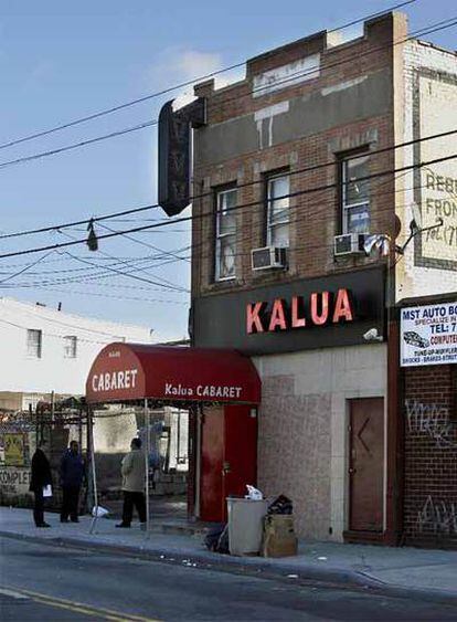 Detectives de la policía investigan en el lugar de los hechos, el <i>Club Kalua</i>, en el barrio de Queens.