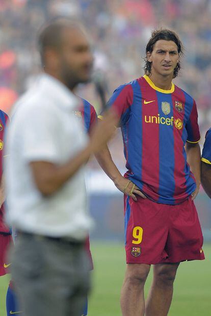 Ibrahimovic observa a Pep Guardiola, en primer plano.
