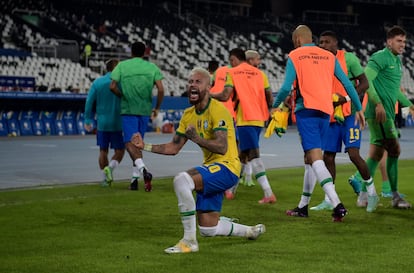 Neymar celebra el gol de Casemiro, ante un estadio vacío en Río de Janeiro.