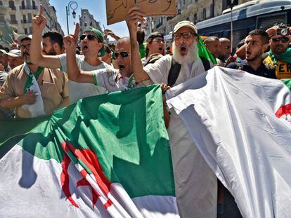 Manifestantes desfilando por las calles de Argel con la bandera argelina