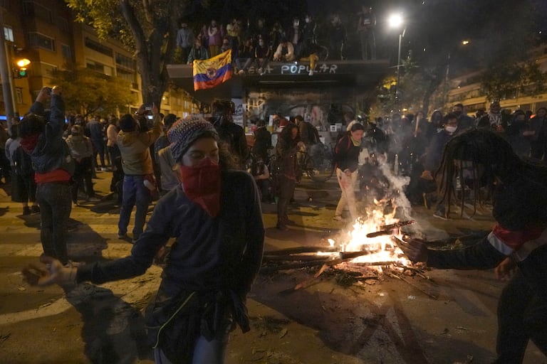 Manifestantes protestan el 11 de septiembre en Bogotá, Colombia.