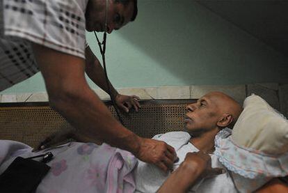 Un médico examina el pasado marzo a Guillermo Fariñas, en huelga de hambre desde febrero.