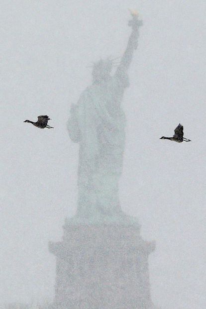 La Estatua de la Libertad vista desde Liberty State Park, Nueva Jersey, durante la tormenta.