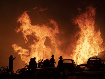 Bomberos trabajan en el incendio de Viña del Mar (Chile), este viernes.