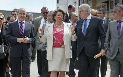 La entonces alcaldesa de Valencia Rita Barberá con algunos de sus concejales de gobierno en un acto de 2016.