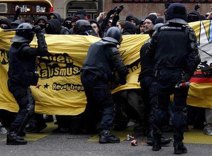 Los manifestantes anti Davos se enfrentan con la policía antidisturbios esta mañana