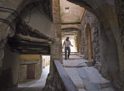 Las enrevesadas calles de Àger, en la sierra del Montsec, son una de las paradas obligadas del Tren de los Lagos, cuya estación está a nueve kilómetros del pueblo.