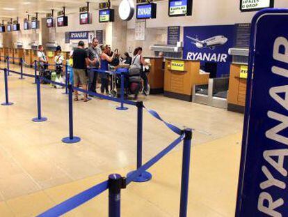 Puestos de facturaci&oacute;n de Ryanair en el Aeropuerto de Girona. 