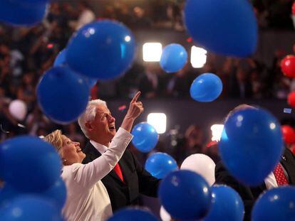 Hillary y Bill Clinton observan los globos que invadieron el escenario de Filadelfia. 