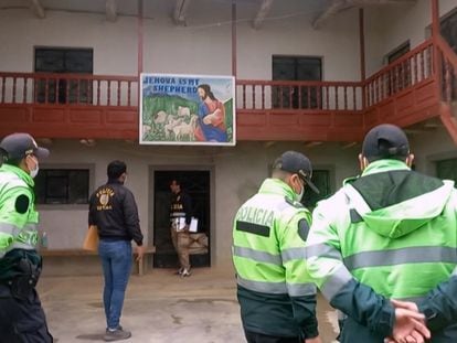 Agentes de la policía peruana catean el domicilio privado del presidente Pedro Castillo, el 10 de agosto, en Chugur, Cajamarca (Perú).