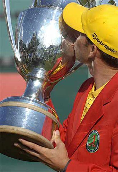 Sergio García besa el trofeo logrado en Suiza.