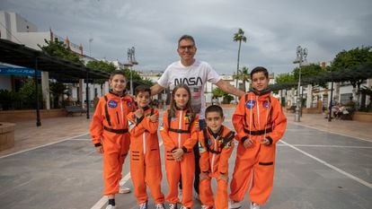 Alumnos del colegio público Nuestra Señora del Carmen de la pedanía Torre de la Reina (Guillena), que viajan a la NASA como parte de un proyecto educativo. De blanco, el profesor Herminio Rodríguez, junto a los alumnos que viajan: de izquierda a derecha, Aitor, Hugo, Marina, Teo y Sergio.