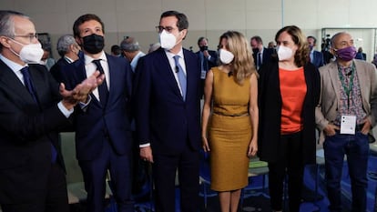 El presidente de la CEOE, Antonio Garamendi, posa en el centro de la foto junto a la vicepresidenta tercera y ministra de Trabajo y Economía Social, Yolanda Díaz, y el líder del PP, Pablo Casado.