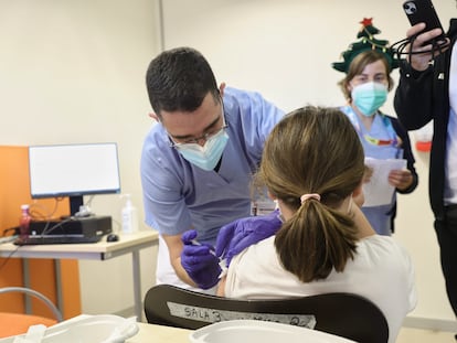 Un trabajador sanitario inyecta la vacuna contra el Covid-19 a un menor, en el Hospital Infanta Sofía, en San Sebastián de los Reyes, Madrid, (España).