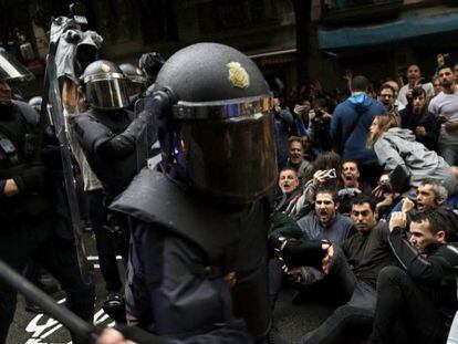 En la imagen, carga policial en una calle de Barcelona el 1 de octubre de 2017. En vídeo, declaraciones de Celaá.