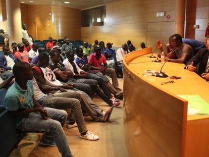 Reunión de 'manteros' en el Colegio de Abogados de Tarragona, el 17 de julio, con el letrado Pere Sutil (derecha con corbata)