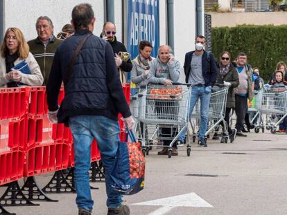 Cola en un supermercado de Palma de Mallorca este sábado.