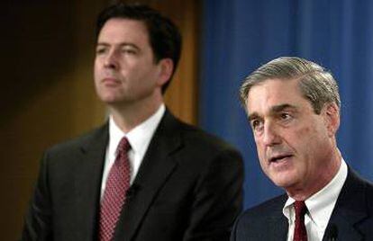 James Comey (izquierda) y el entonces director del FBI, Robert Mueller, en 2004.