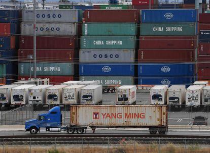 Contenedores con mercancías de Asia, este viernes en la terminal de carga de Long Beach (California). 