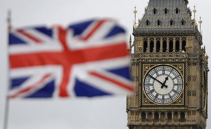 Una bandera del Reino Unido ondea frente al Big Ben de Londres.