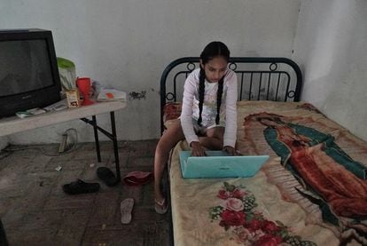 Una adolescente de 15 años estudia en su casa durante la pandemia en México.