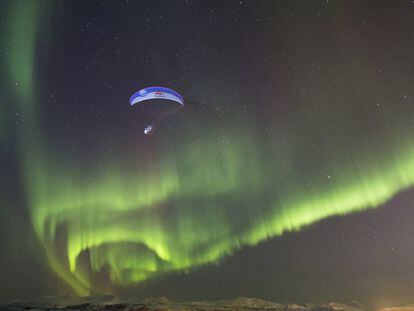 El proyecto era grabar el primer vuelo en parapente con la aurora boreal de la historia: “Ha sido diferente a todo: Volar de noche, a casi 70 grados de latitud, con un frío increíble. Impresionaba la cantidad de lenguas de aurora verdes y púrpuras que se movían y cambiaban de color”.