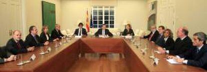 El presidente del Gobierno, Mariano Rajoy (c), durante la reunión que ha mantenido con representantes del sector editorial, esta tarde en el Complejo de La Moncloa.