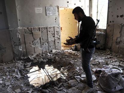 Un combatiente rebelde, en una casa destruida de Ras al-Ain, tras un enfrentamiento.