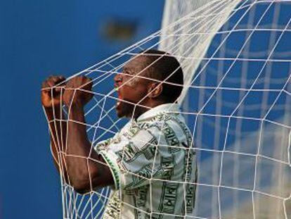 Yekini, tras marcar un gol en el mundial de Estados Unidos.