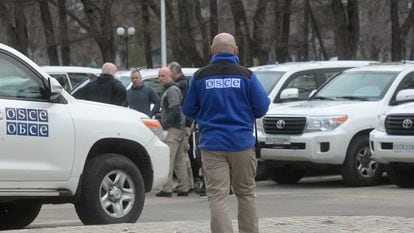 Un observador de la Organización para la Seguridad y la Cooperación en Europa (OSCE), este jueves en Donetsk.