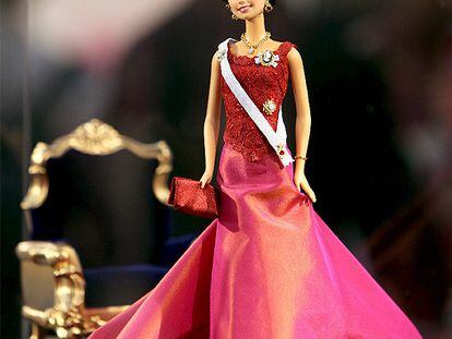 La princesa Victoria de Suecia ya tiene su propia muñeca Barbie. La firma juguetera Mattel ha presentado hoy en la feria de Nuremberg, Alemania, una Barbie inspirada en la hija mayor de los reyes Carlos XVI Gustavo y Silvia, con una diadema y órdenes reales incluidas. La heredera sueca se une así a otros personajes a los que Mattel ha homenajeado con una Barbie, como la canciller alemana Angela Merkel o la escritora J.K. Rowling. La muñeca no estará a la venta en ninguna tienda, sino que sólo se ha hecho una réplica para la princesa. Un curioso regalo para Victoria, de 32 años, que se casará el próximo 19 de junio con el empresario sueco Daniel Westling.