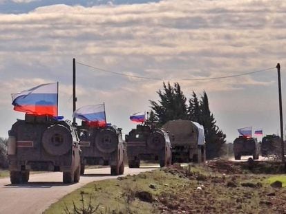 Un fotograma de una grabación de la agencia AFP muestra varios vehículos militares rusos cerca de Manjib. 