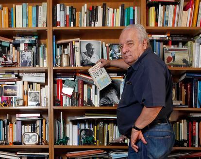 Javier Reverte, en su biblioteca, en 2011.
