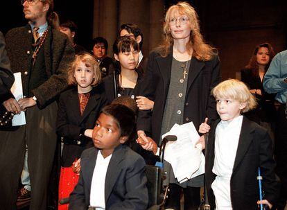 Thaddeus Farrow (en primer plano, en silla de ruedas), junto a su madre y tres de sus hermanos, en 1995 en Nueva York.
