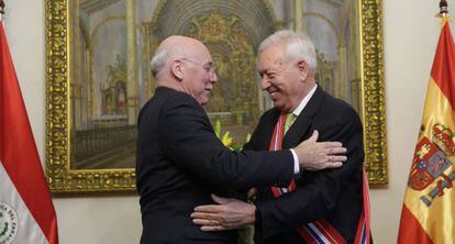 El canciller de Paraguay otorga la medalla al Mérito de Mando a Margallo.
