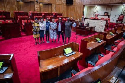Seis de las 'chicas de Nakuru' posan para una foto dentro de la Cámara Principal de la Asamblea Nacional de Nakuru.
