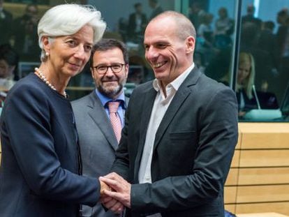 La directora gerente del FMI, Christine Lagarde, y el ministro de Finanzas griego, Yanis Varoufakis, este jueves en Bruselas. 