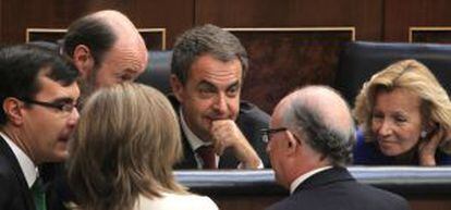 El presidente Zapatero, con Rubalcaba, Salgado, Montoro y otros diputados en la sesión de la reforma constitucional. 