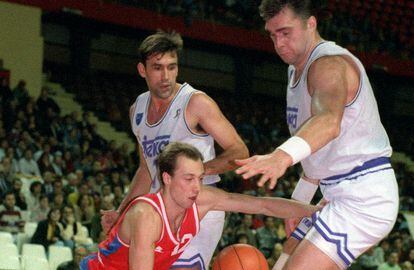 Biriukov y Sabonis defienden al jugador del CSKA Evans, durante un partido de la Euroliga de 1994. EFE