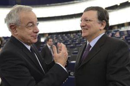 El presidente del Comité del Parlamento Europeo de Presupuestos, Alain Lamassoure (izq), conversa hoy con el presidente de la Comisión Europea, José Manuel Durao Barroso (dcha), en el Parlamento Europeo en Estrasburgo (Francia).