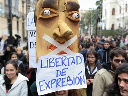 Manifestación en favor de la libertad de expresión en Granada, en 2016, tras la detención de dos titiriteros en Madrid.