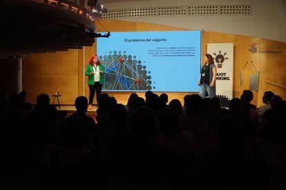 Las matemáticas Clara Grima, a la izquierda, y Laura Morera, a la derecha, en el evento 'Enjoy Thinking', celebrado este mayo en Madrid. FOTO CEDIDA